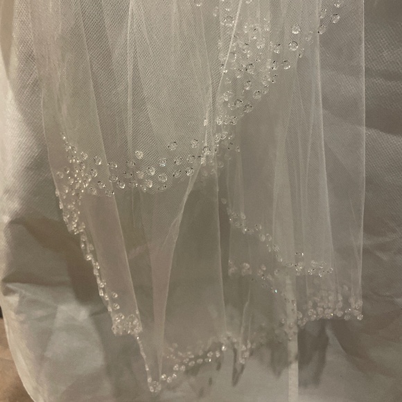 Beautiful bridal wedding veil 50”  with stunning crystals!